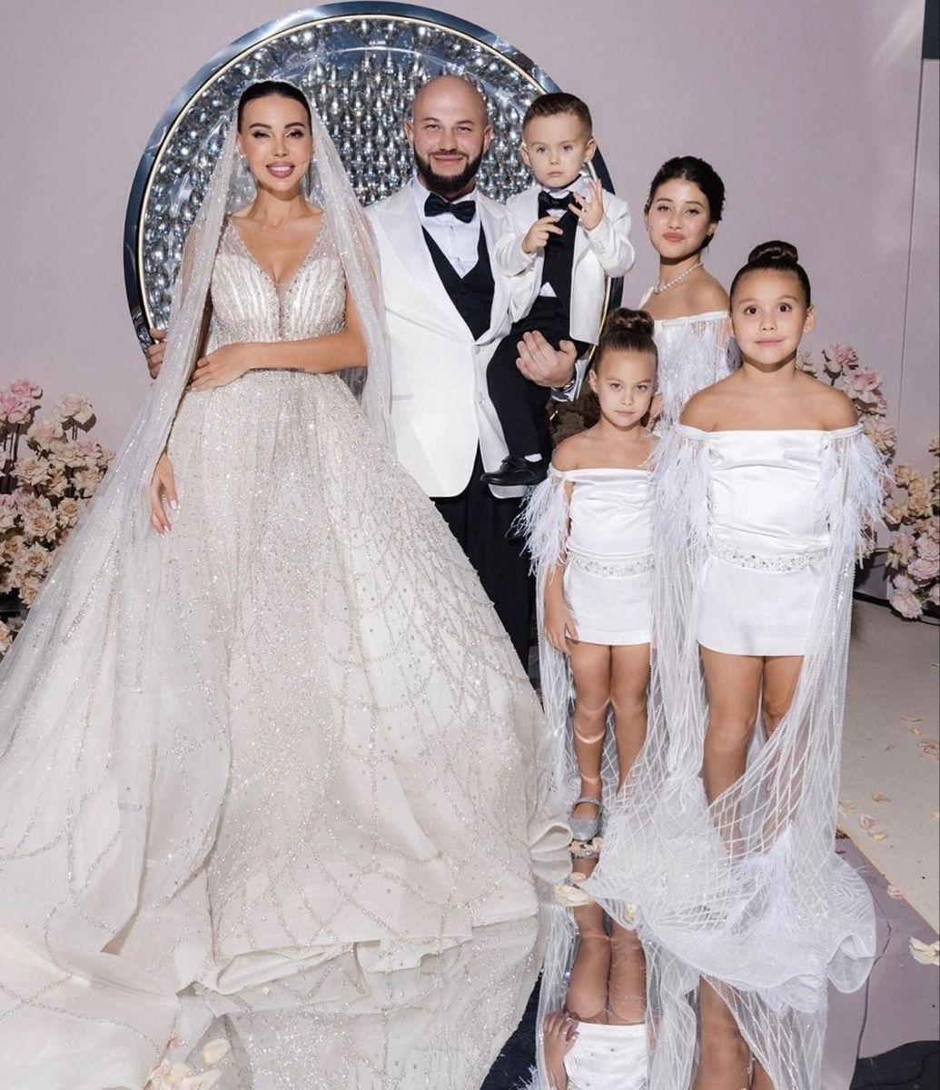 По сведениям СМИ, Оксана Самойлова настояла, чтобы Джиган оформил брачный контракт сразу после реабилитации.