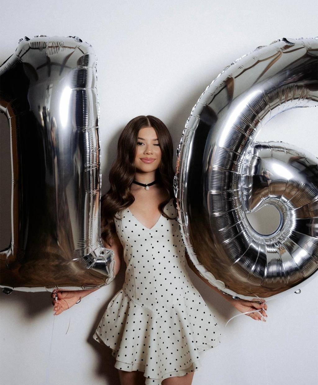 Милана Хаметова празднует свой шестнадцатый день рождения.