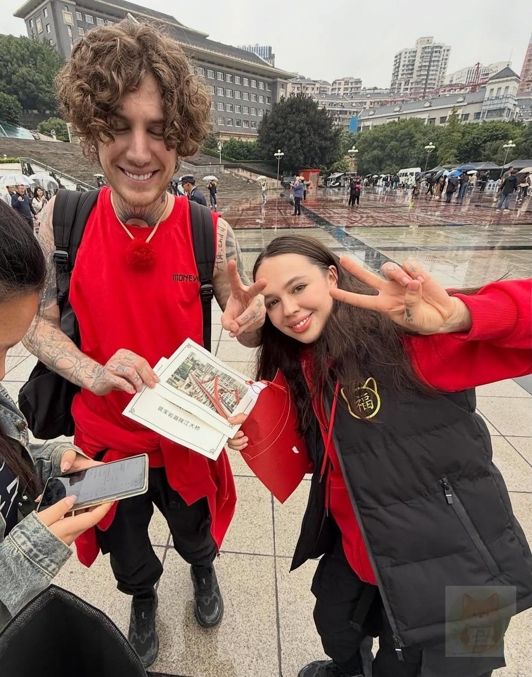 Гражданин Китая оказал поддержку российским знаменитостям Инстасамке и Манекену во время съёмочного процесса шоу «Сокровища императора».