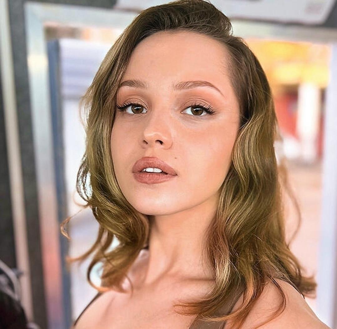 Василина Юсковец, актриса в возрасте 24 лет, известная по ролям в сериалах «Ивановы-Ивановы» и «Жизнь по вызову», откровенно рассказала о том, как ежедневно борется с серьёзным психическим расстройством.