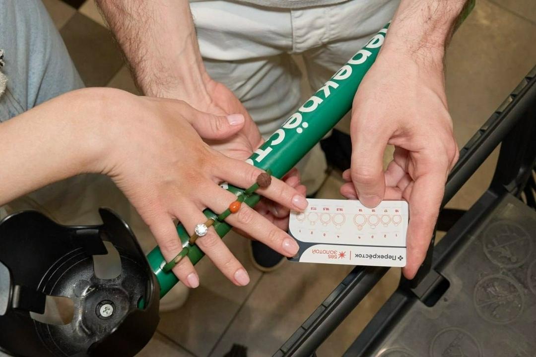 «Хотите сделать предложение, но боитесь прогадать с размером кольца? В «Перекрёстке» придумали лайфхак!