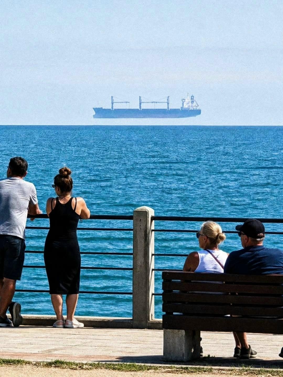 Лодка, висящая над морем.