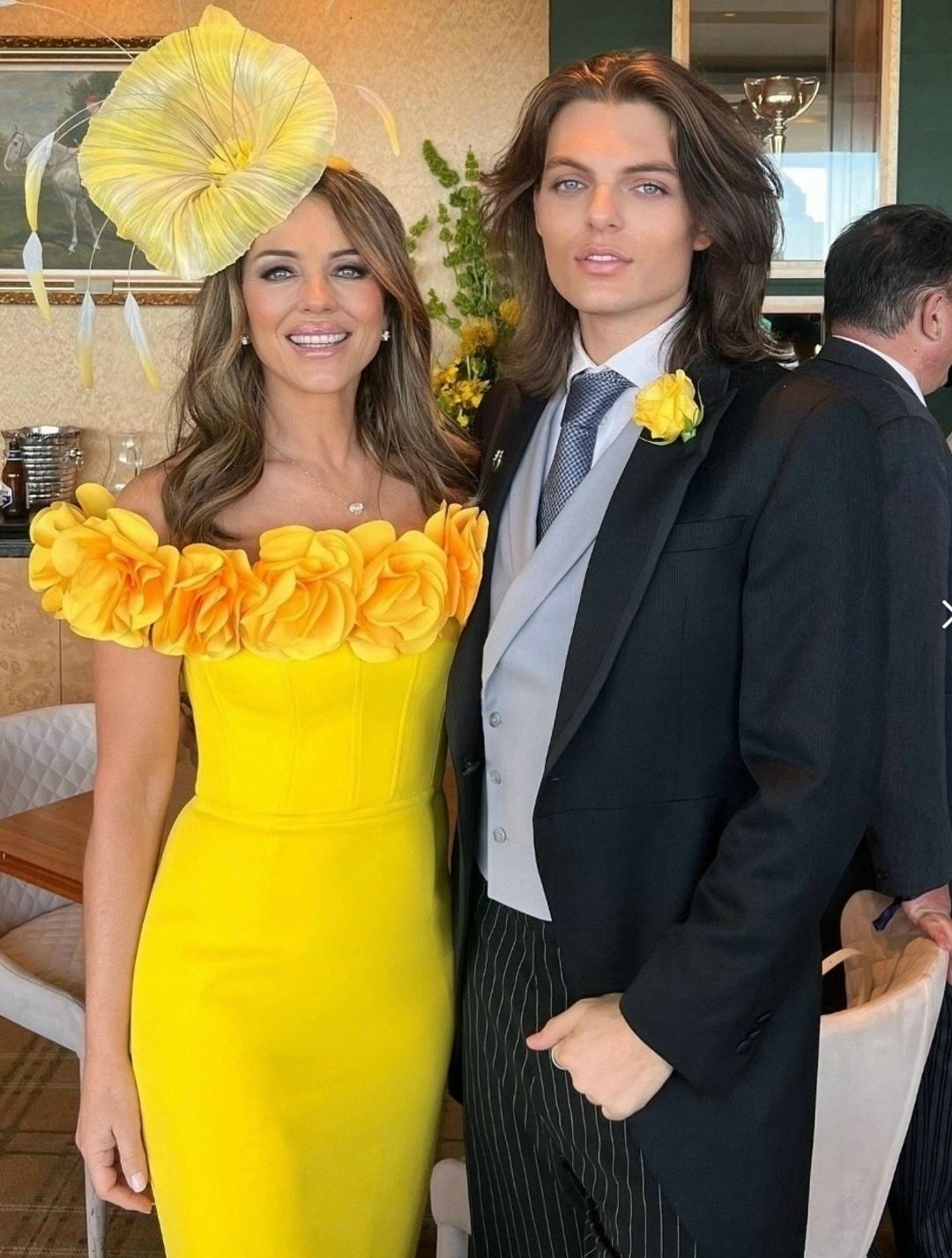 Важная новость! 59-летняя Элизабет Херли появилась на публике вместе со своим 22-летним сыном, и это событие не могло остаться незамеченным. Они посетили закрытие Melbourne Cup — одних из самых знаменитых и популярных скачек в Австралии