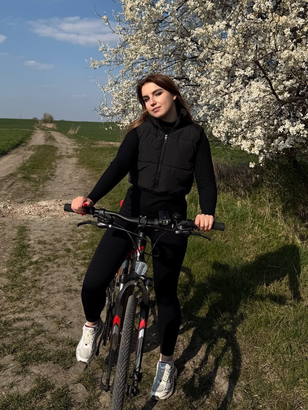 Приветик всем, познакомлюсь с парнем для прогулок.. Очень люблю природу, пишите, буду рада 👇