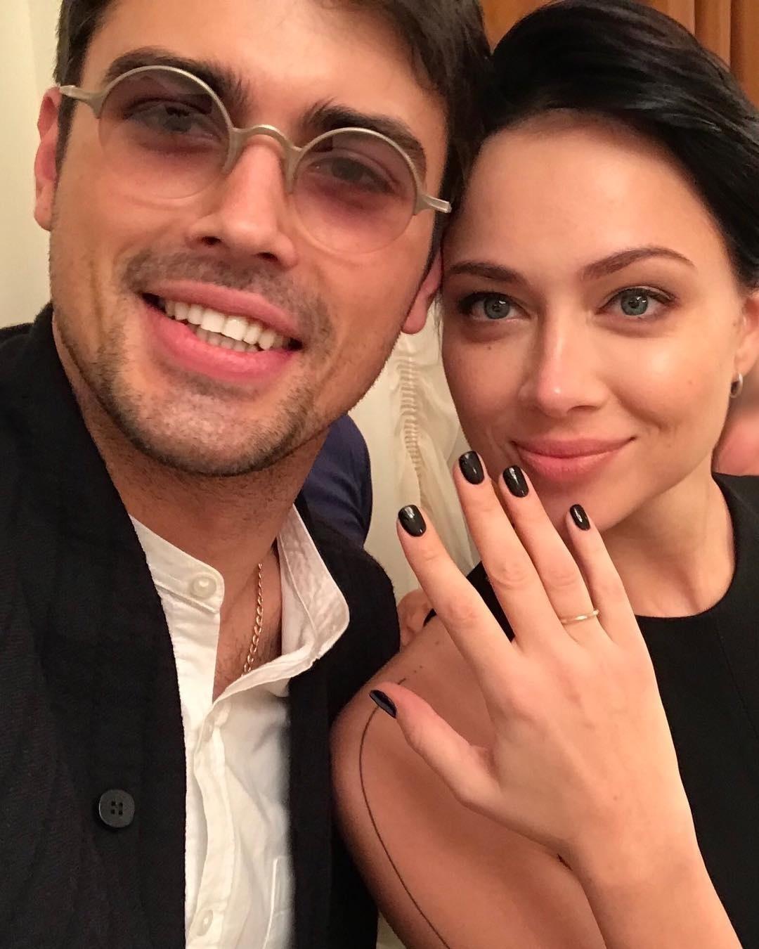 Настасья Самбурская была замужем лишь раз, и этот опыт оказался крайне болезненным. Её брак с Кириллом Дыцевичем продлился всего пару месяцев и закончился громким скандалом.