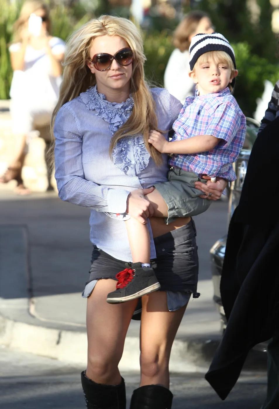 Сын Бритни Спирс — 19-летний Джейден Джеймс Федерлайн — впервые появился на публике после ареста матери по подозрению в вождении в нетрезвом виде