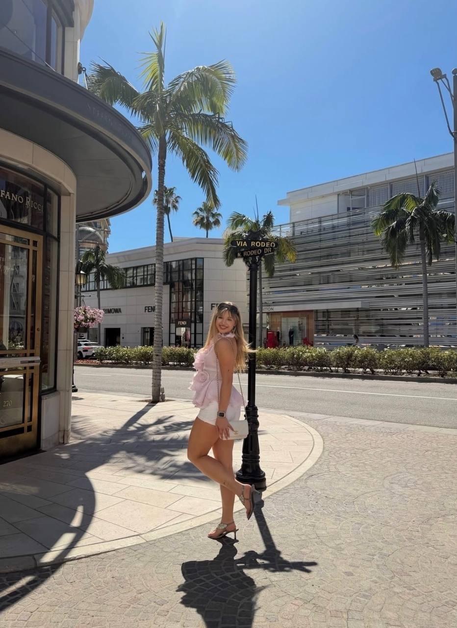 15 марта Аня Покров ослепительно выглядит в Лос-Анджелесе накануне "Оскара".