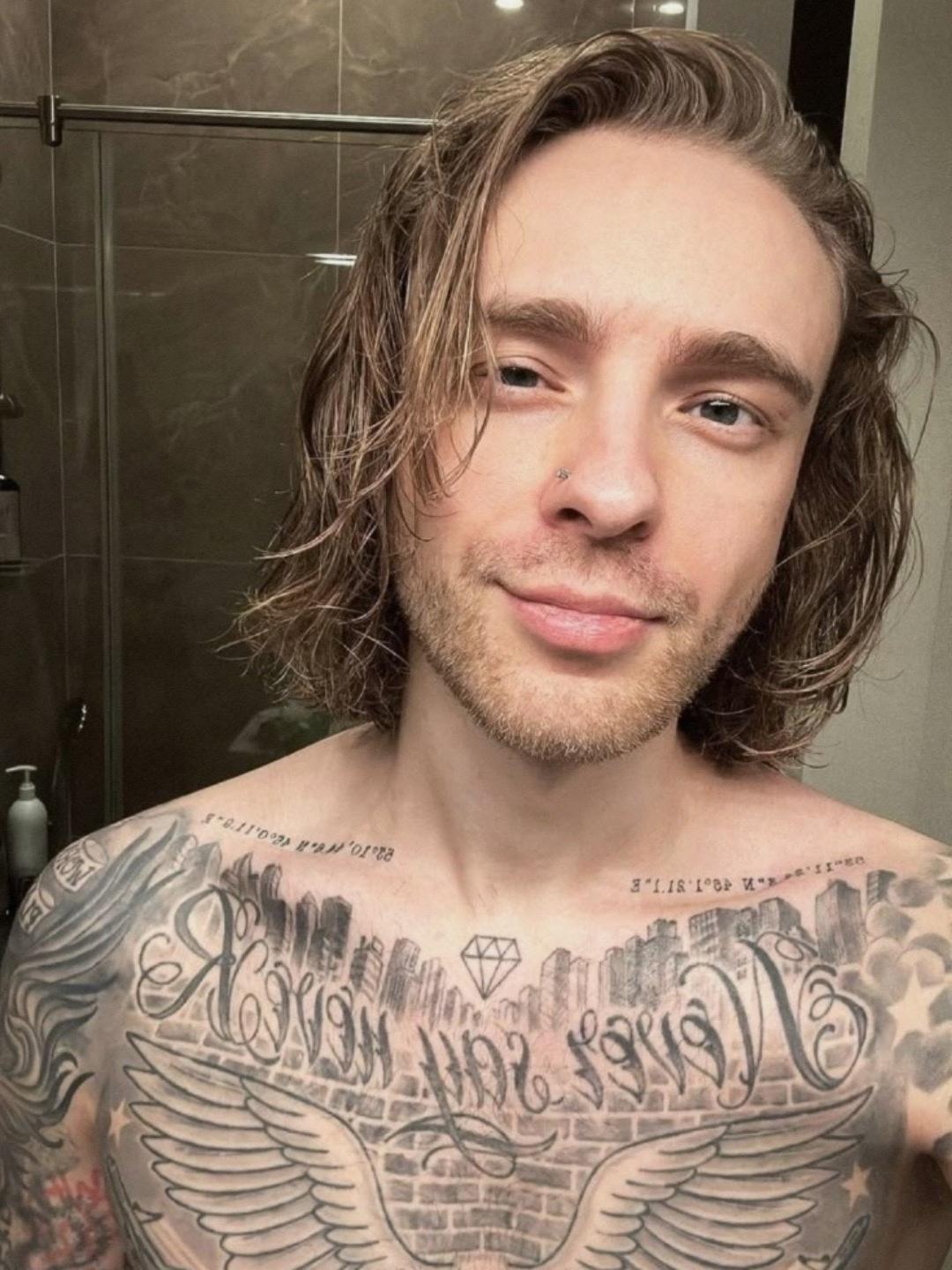 В честь своего 26-летия татарская девушка Дилара получила от Егора Крида, который пришёл на праздник лишь как гость без романтических намерений, ключи от квартиры.