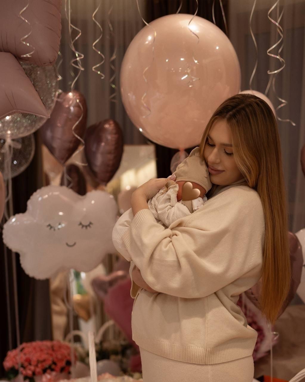 Маша и Роберт Герберы впервые поделились трогательными кадрами с новорождённой дочерью!