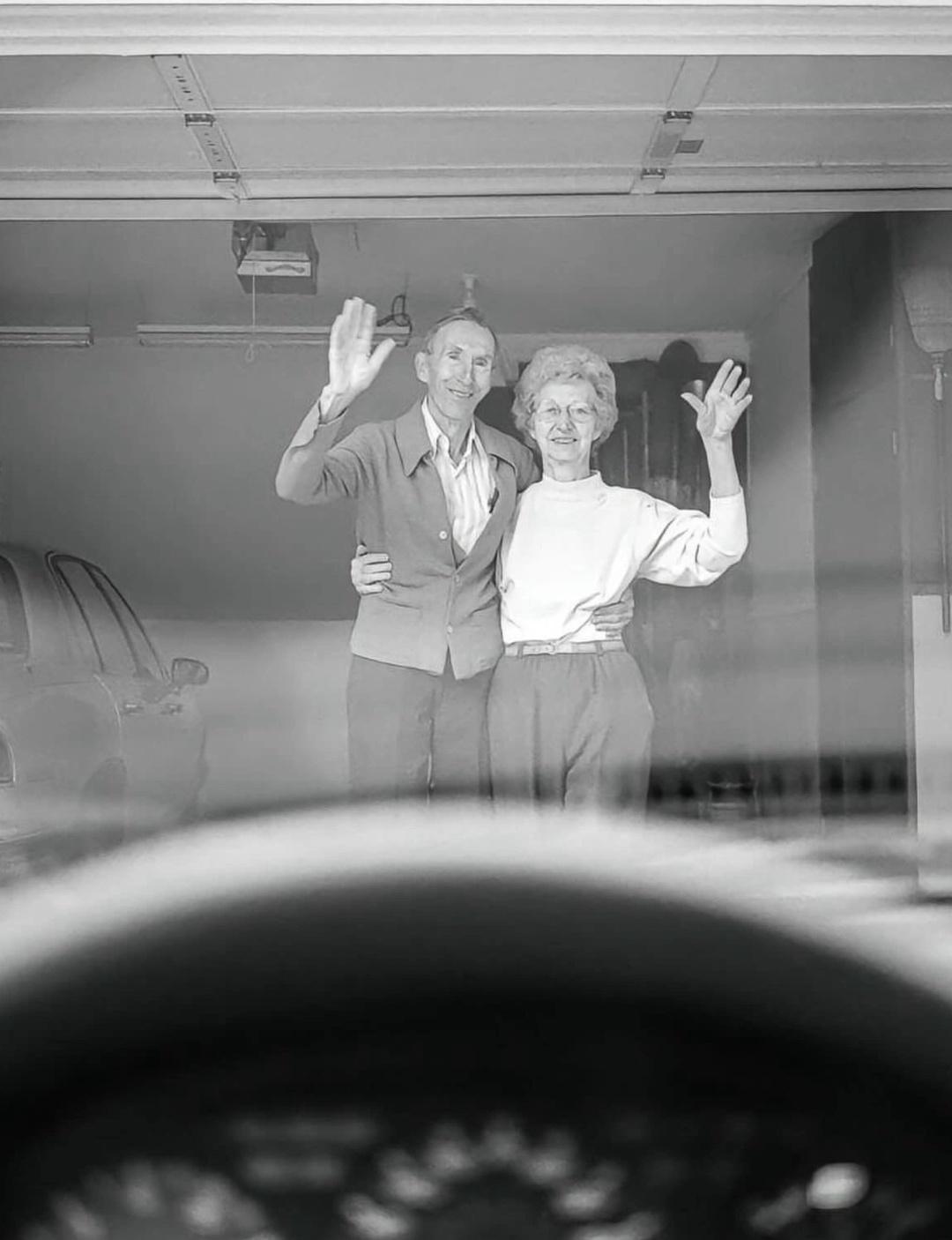 В течение 27 лет, с 1991 по 2017 год, фотограф Динна Дайкман фотографировала прощания с родителями в Су-Сити, штат Айова.