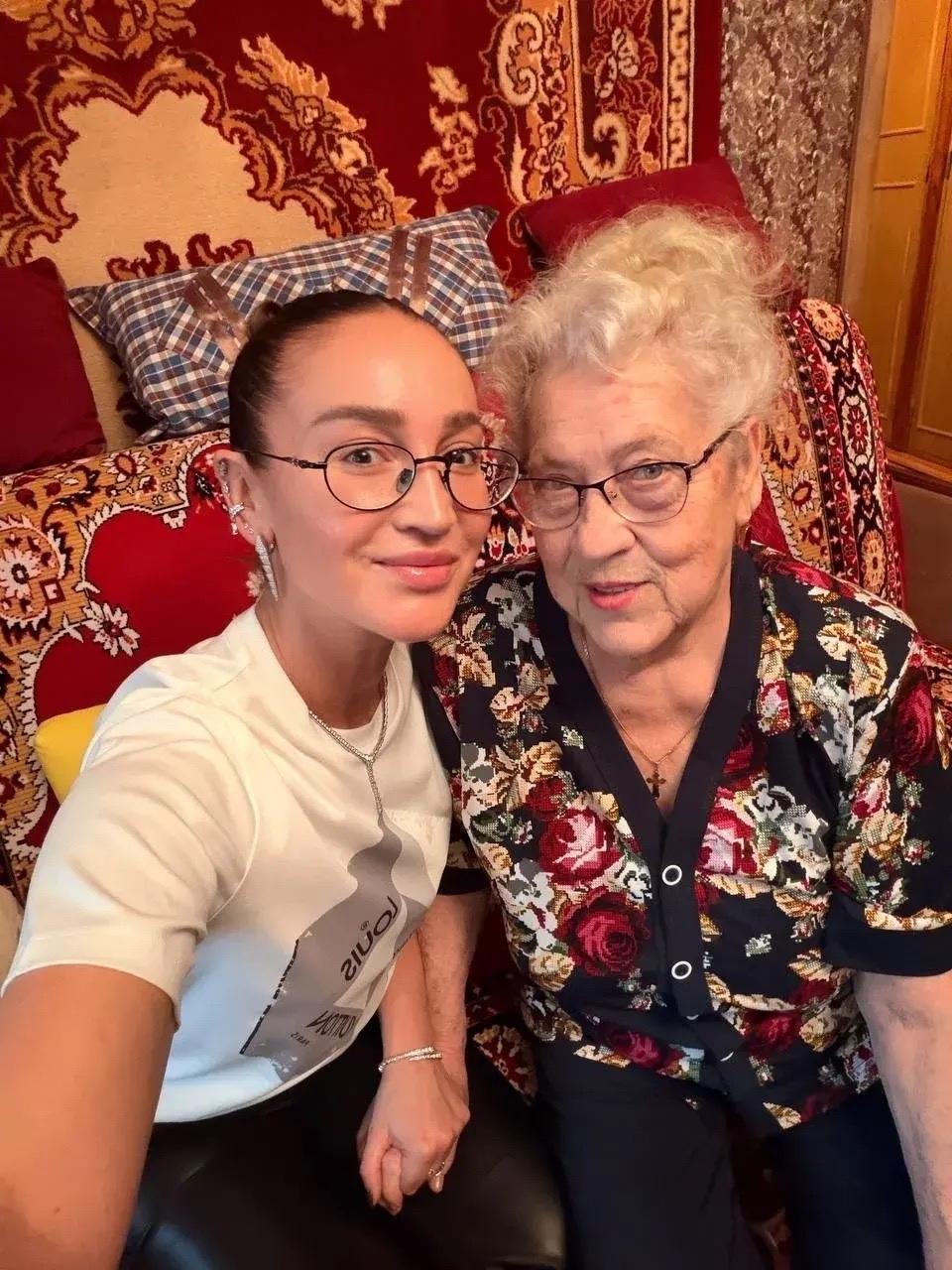 Меня глубоко тронуло, что Ольга Бузова пришла в гости к бабушке со стороны отца, неся большой букет цветов ❤️