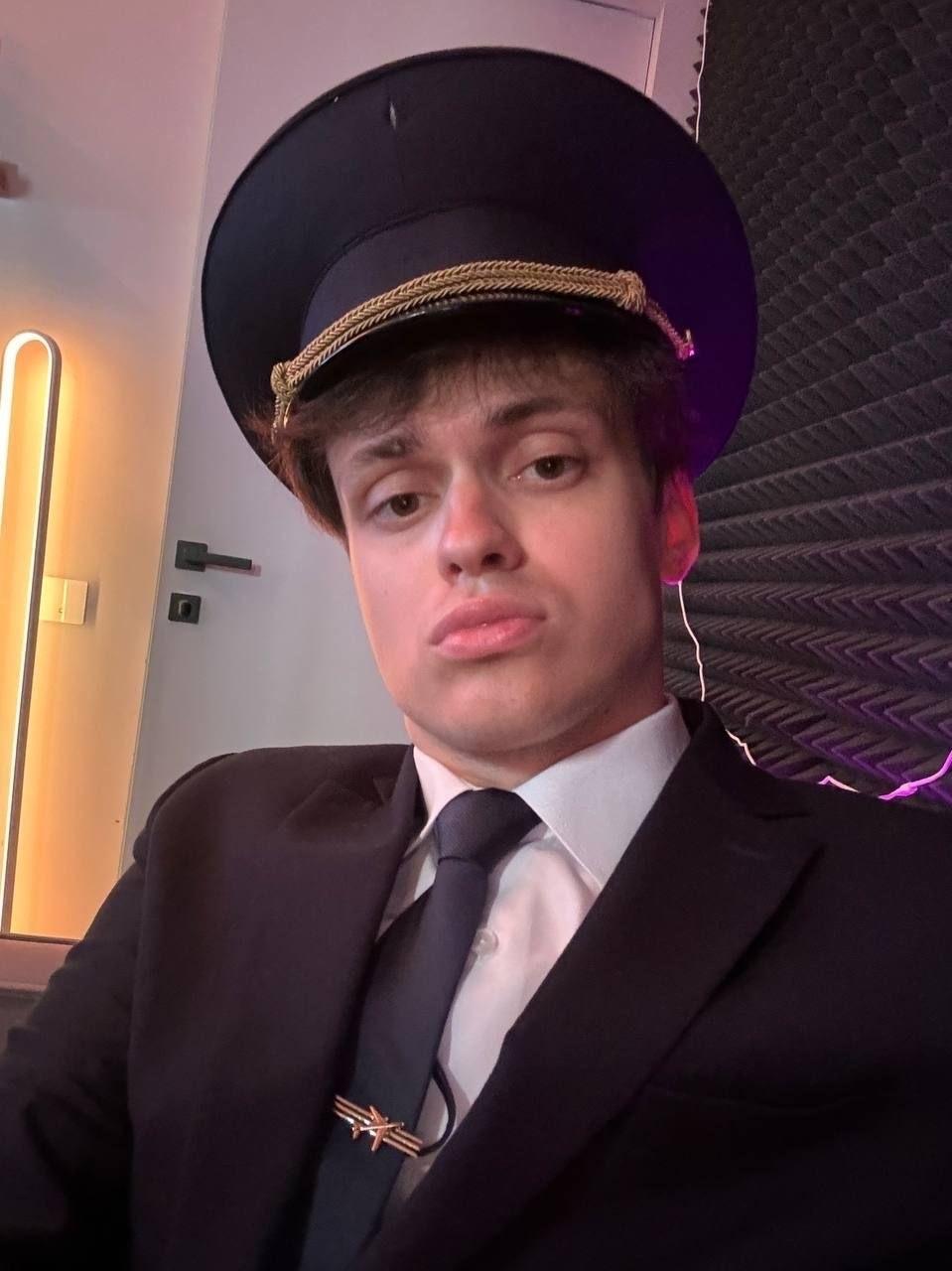 Бустер задерживается в Дубае и снова откладывает свой вылет.