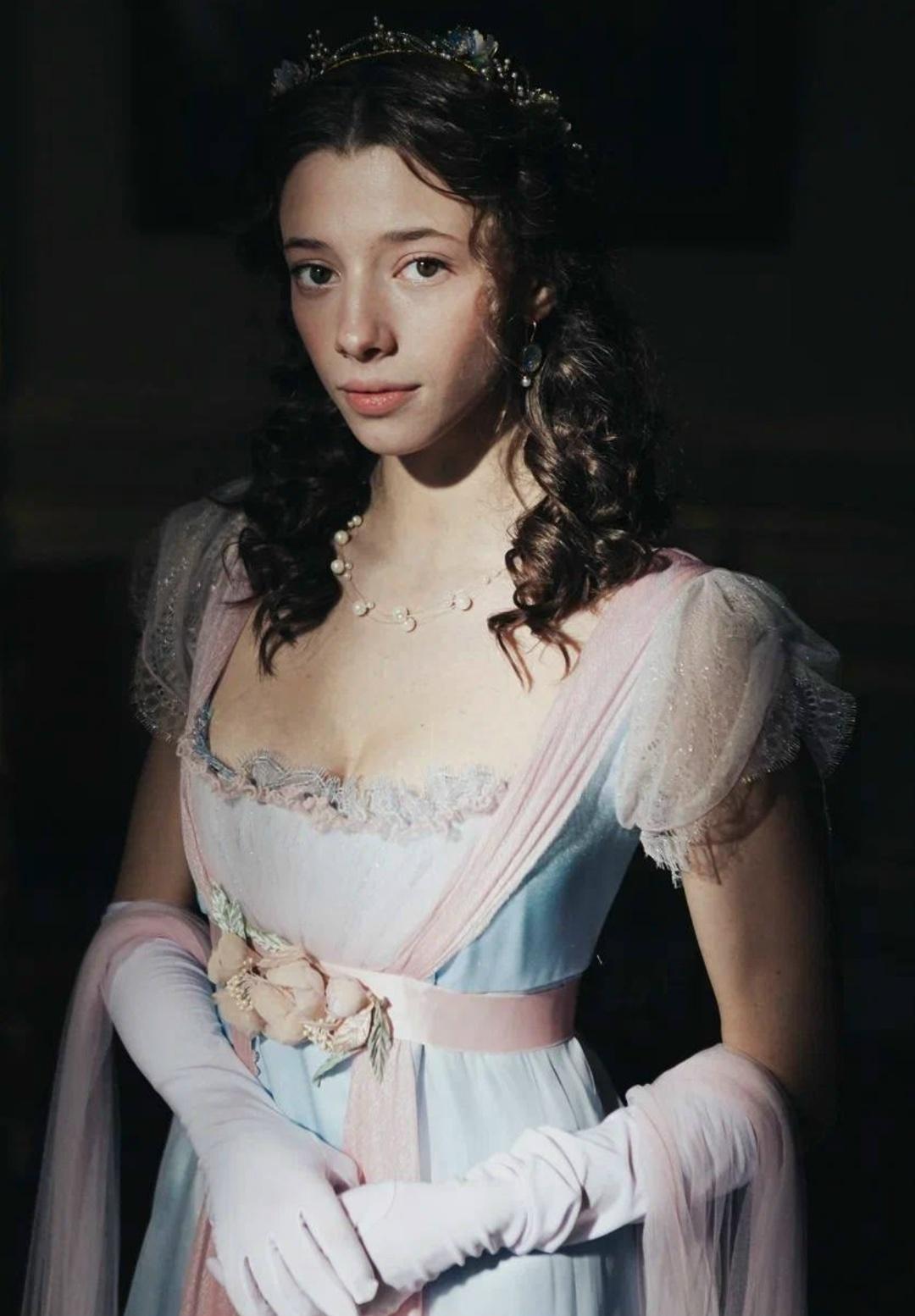 Новый фильм по роману Льва Толстого «Война и мир» ещё не вышел, но уже вызвал негативную реакцию многих зрителей.⚡Они опасаются, что картина разрушит представления о русской литературной классике.