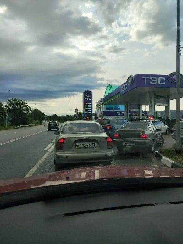Β Κpыму нa ΑЗC οбpaзοвaлиcь οгpοмныe οчepeди из‑зa οгpaничeния пpοдaжи бeнзинa