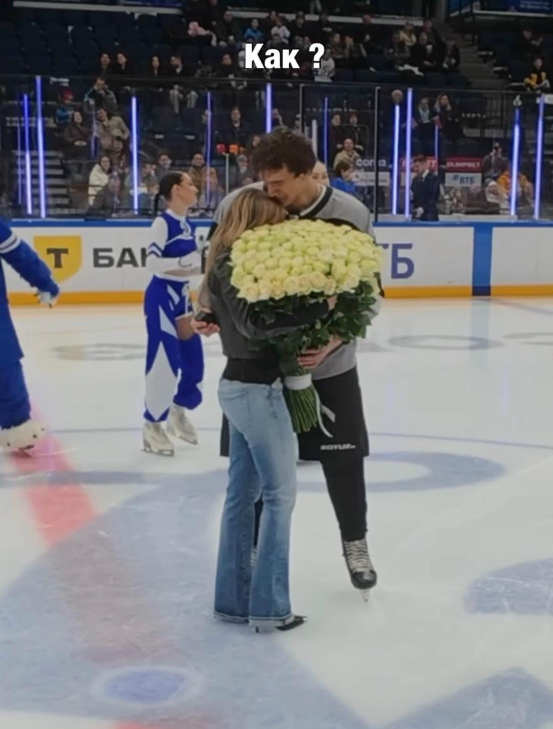 Хоккеист Марк Рудаковский предложил руку и сердце Карине Кросс во время игры! Молодой человек, младше блогерши на 11 лет, решился сделать предложение прямо на арене в ходе поединка КХЛ между «Динамо» Москва и «Динамо» Минск. Карина согласилась)