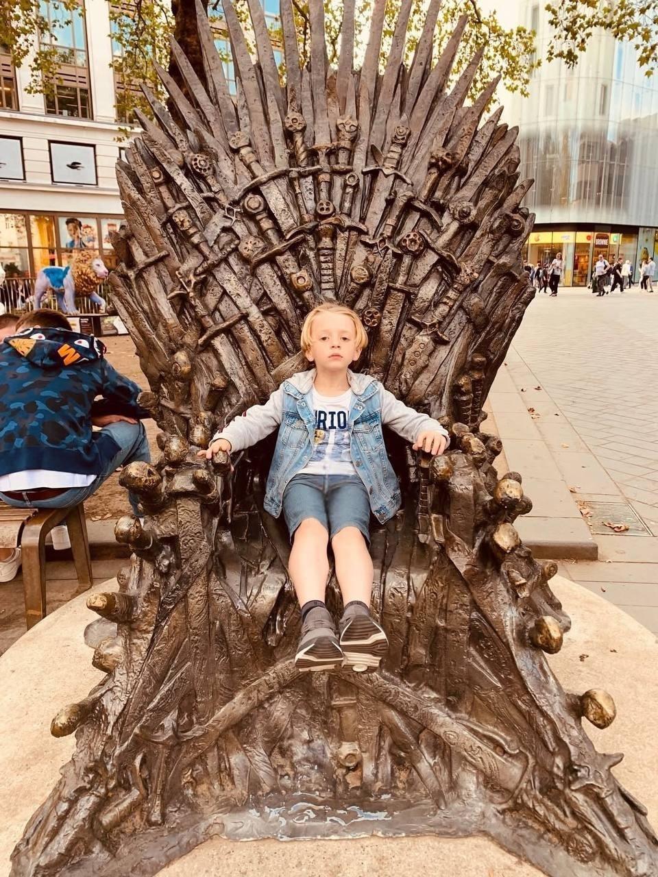 Четыре года назад молодой актер Декстер Сол Анселл случайно увидел в Лондоне инсталляцию в виде Железного трона из «Игры престолов» и попросил маму сделать ему снимок, не подозревая о предстоящей судьбе