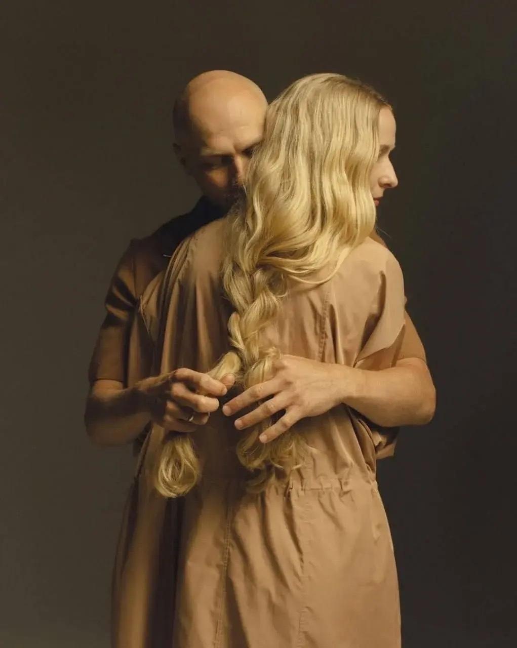 Юра Борисов поделился свежими снимками с домашней фотосессии, где запечатлены он, его супруга и дочери.