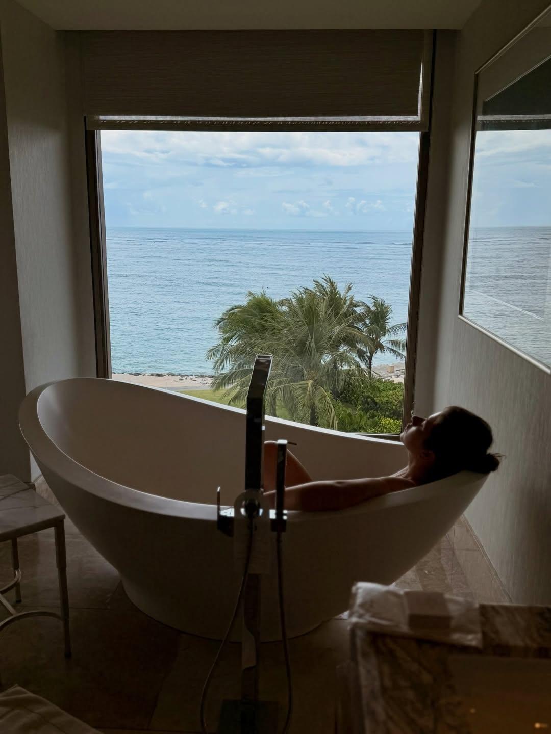 Молодая жена 67-летнего Михаила Ширвиндта предстала обнажённой на свежем фото.