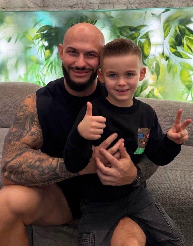 «Стань немного старше», — обратилась к Джигану Оксана Самойлова... Однако он предпочёл не явиться на судебное заседание и вместо этого набил забавную тату с сыном Давидом😅