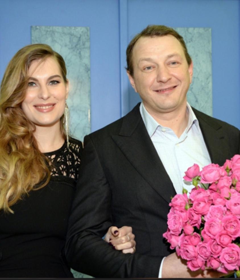 Елизавета Шевыркова, бывшая жена актёра Марата Башарова, заявила, что простила экс‑супруга - ради благополучия их общего сына Марселя. Мальчику сейчас 9 лет, и, по словам Шевырковой, для него крайне важно видеть здоровую атмосферу между родителями.