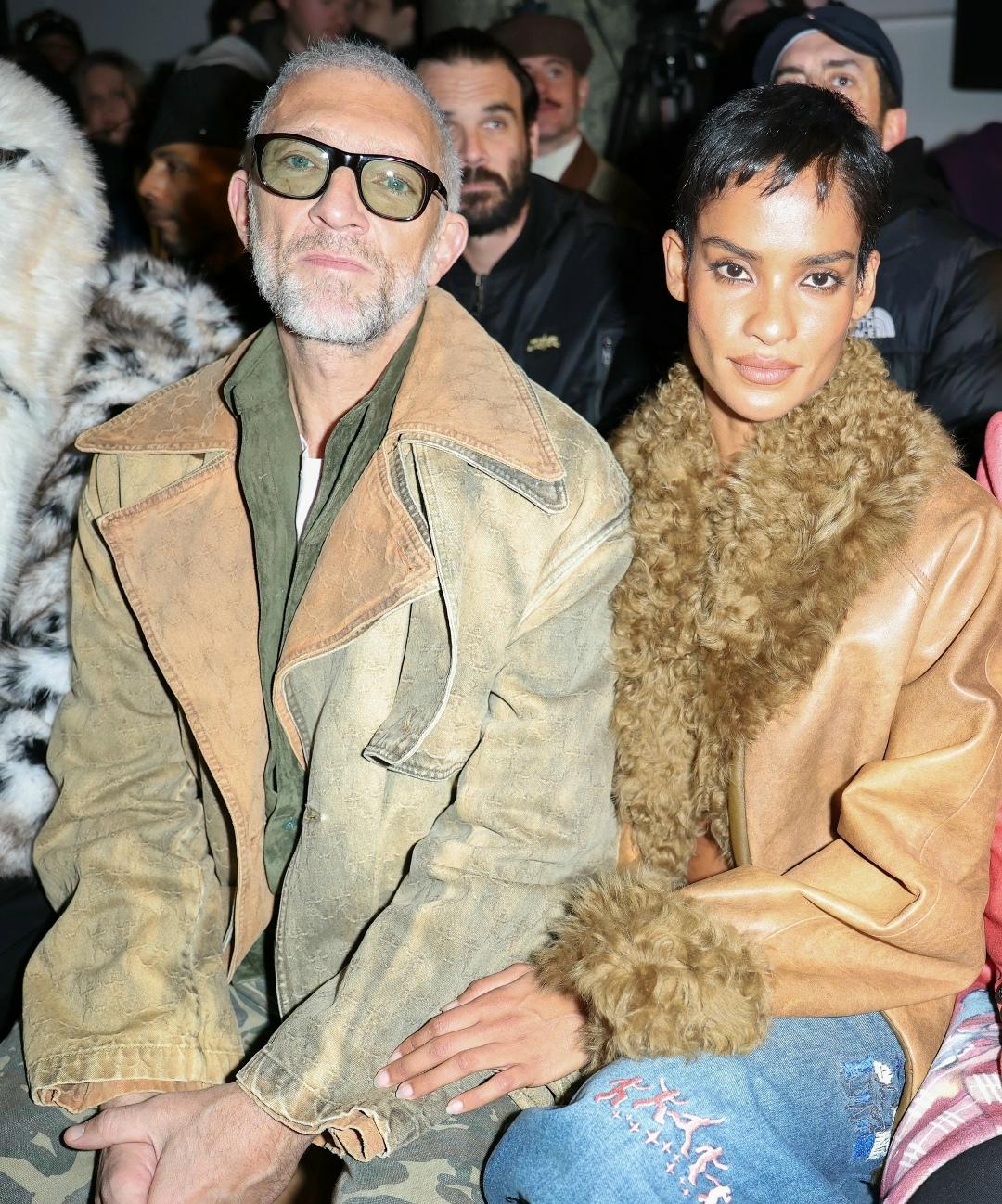 59-летний Венсан Кассель вместе со своей 29-летней подругой Нарой Баптистой, а также его бывшая жена Тина Кунаки прибыли в Париж, чтобы посетить Неделю мужской моды. Пара побывала на показе новой коллекции бренда KidSuper.