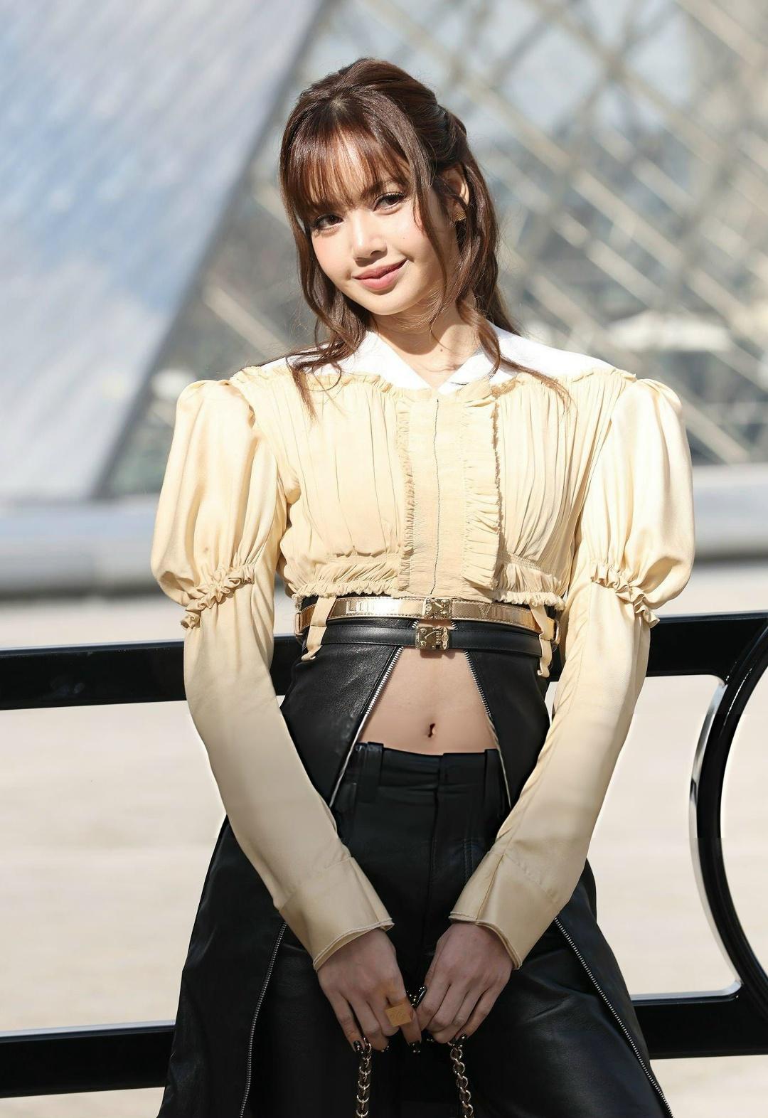 Лиса в Париже на шоу Louis Vuitton 🔥