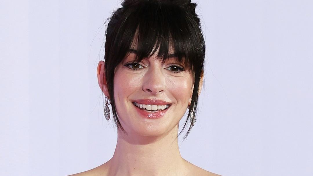 ЭНН ХЭТЭУЭЙ ОТКРОВЕННО РАССКАЗАЛА О ДИСМОРФИИ ТЕЛА В 43 ГОДА