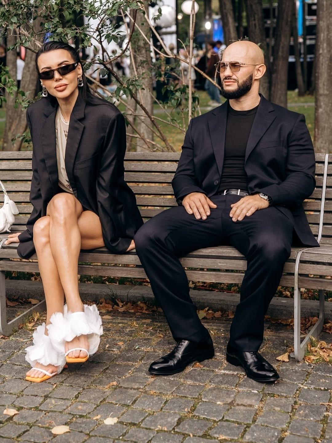 Рэпер Джиган резко высказался в адрес подруг своей бывшей супруги Оксаны Самойловой — Нади Сысоевой и Наташи Рудовой, охарактеризовав их как «несчастных завистливых женщин, гиен и стервятников».