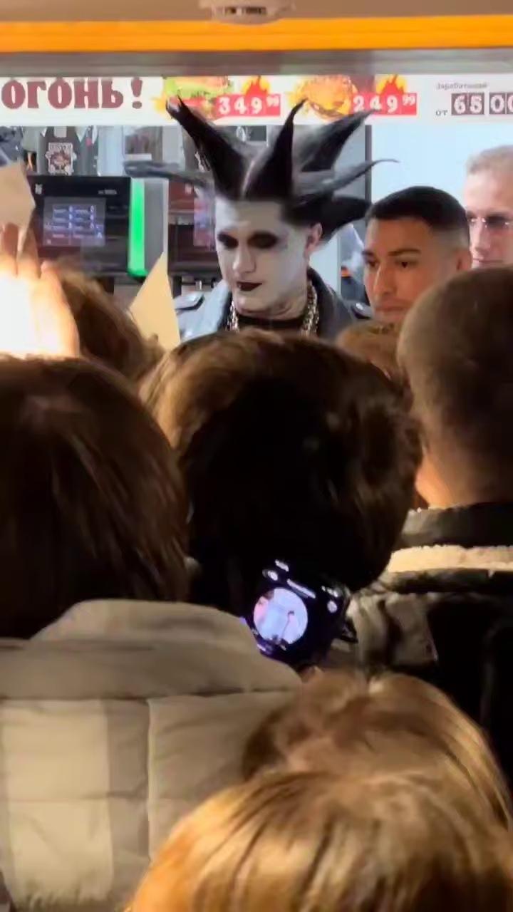 Рэпер Ганвест провёл смену кассиром в Burger King и подарил поклонникам панковские боксы, созданные совместно с группой "Король и Шут".