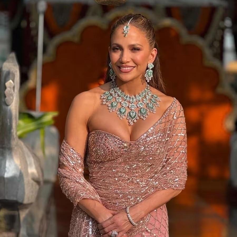 На торжестве по случаю свадьбы Ананта Амбани, сына одного из самых состоятельных бизнесменов Индии, Дженнифер Лопес устроила яркое шоу с танцевальными номерами, популярными песнями и эффектными нарядами.