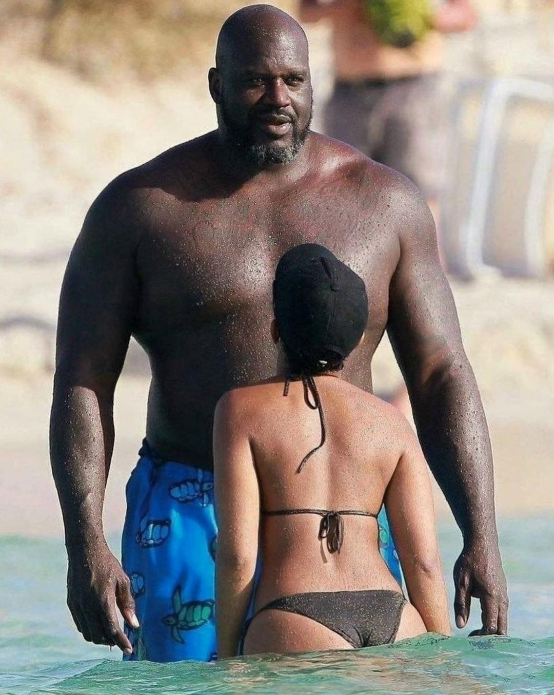 В сети широко обсуждают снимки 52-летнего Шакила О’Нила, который проводит отпуск в Испании в компании своей 21-летней подруги.