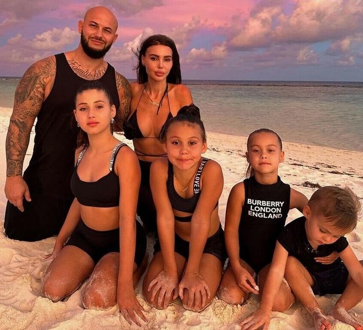 «Меня как будто прокляли»: Оксана Самойлова иронично объяснила, почему после развода с Джиганом ей не нравится ни один мужчина