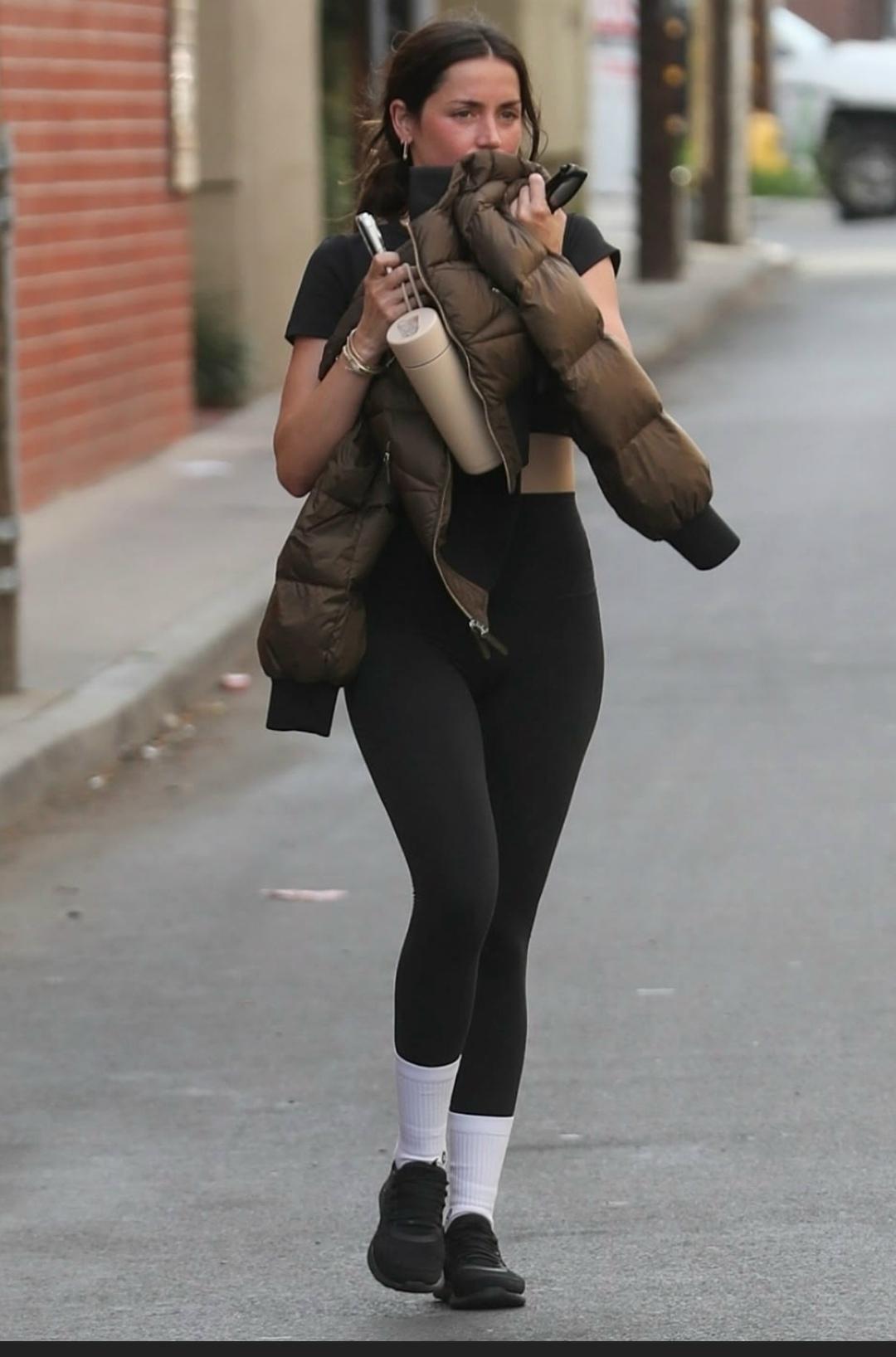 После продолжительного перерыва зимой Ана де Армас снова вернулась в Лос-Анджелес и возобновила интенсивные занятия. 🍑