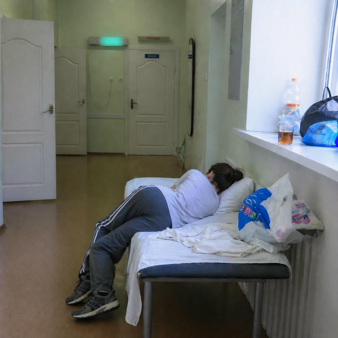 В Челябинске девочку увезли на скорой с болью в животе.