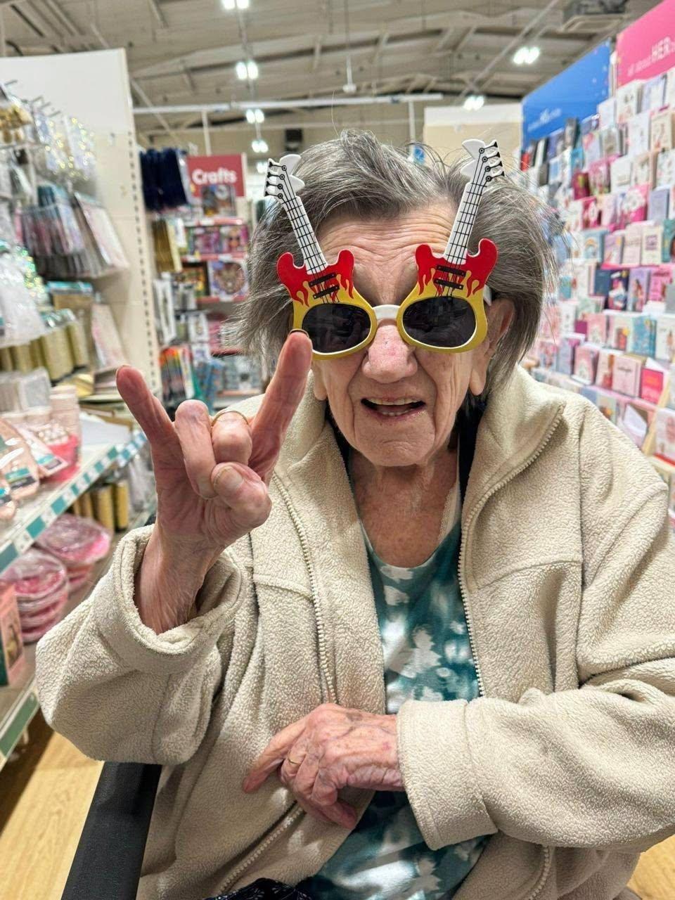 ❗️ «40 СИГАРЕТ В ДЕНЬ, мармелад и крепкий чай» — 100-летняя старушка раскрыла секрет долголетия
