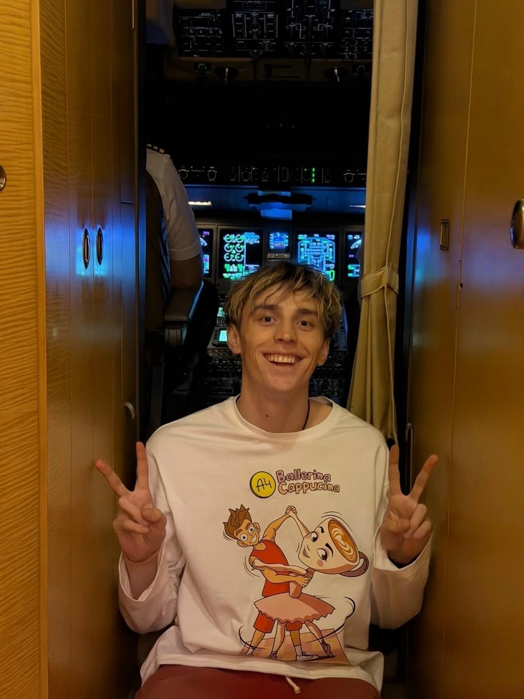 Влада А4 раскритиковали за якобы проявленное неуважение к фанату на остановке.