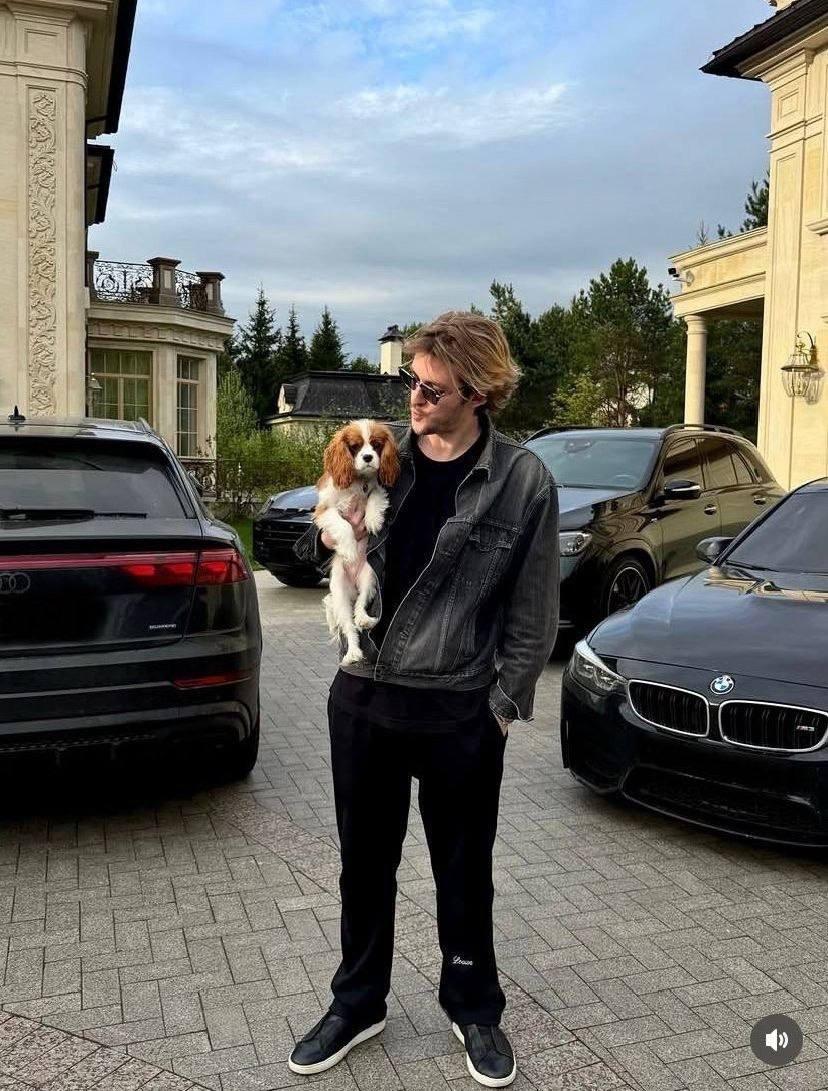 20-летний сын певицы Ирины Дубцовой, Артем Черницын, вновь продемонстрировал своё положение, опубликовав снимок на фоне впечатляющей коллекции автомобилей премиум-класса, среди которых есть BMW X4 M Competition стоимостью около 20 миллионов рублей, куплен