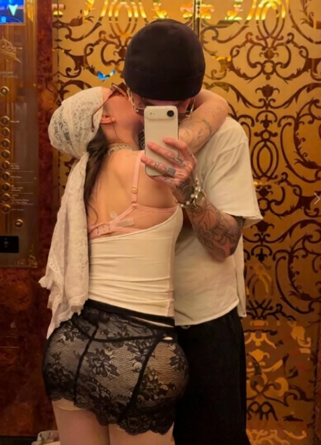 Οлeжa Μaниκeн xвacтaeтcя «οбъeмaми» cвοeй жeны Инcиacaмκи