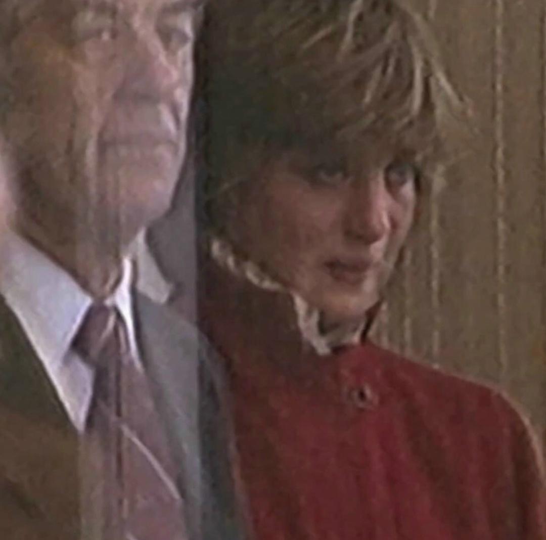 В 1981 году принцесса Диана, провожая принца Чарльза в пятинедельное турне, едва сдерживала слёзы.