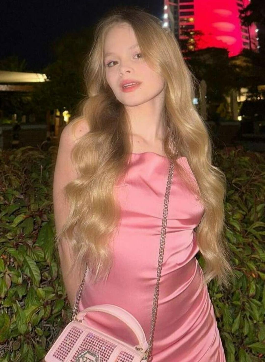 Милана Стар впервые отреагировала на отцовское поздравление с ошибкой в возрасте.