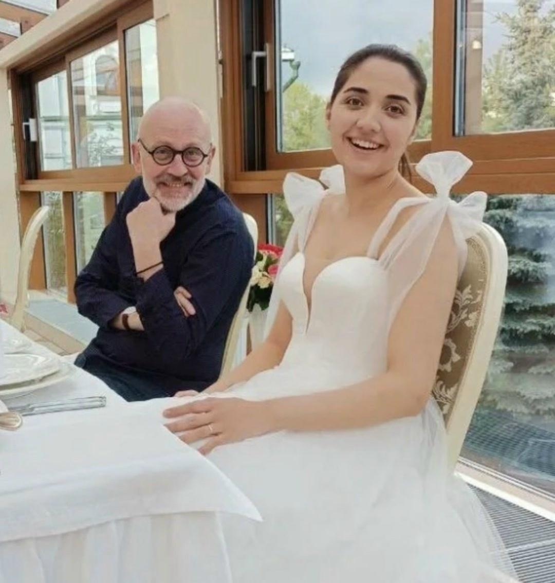 Александр Гордон и его пятая супруга, София Каландадзе, демонстрируют идиллию, несмотря на разницу в 38 лет. Пара познакомилась в 2018 году на музыкальном фестивале, когда София была еще студенткой и аккомпанировала мэтру телевидения.