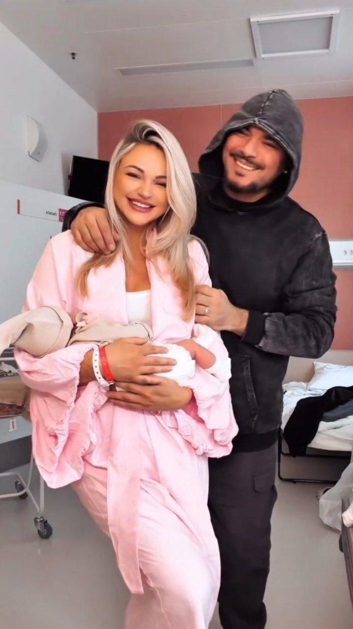 Рэпер Птаха вновь стал отцом: Лана Реутова объявила о рождении третьего ребёнка.