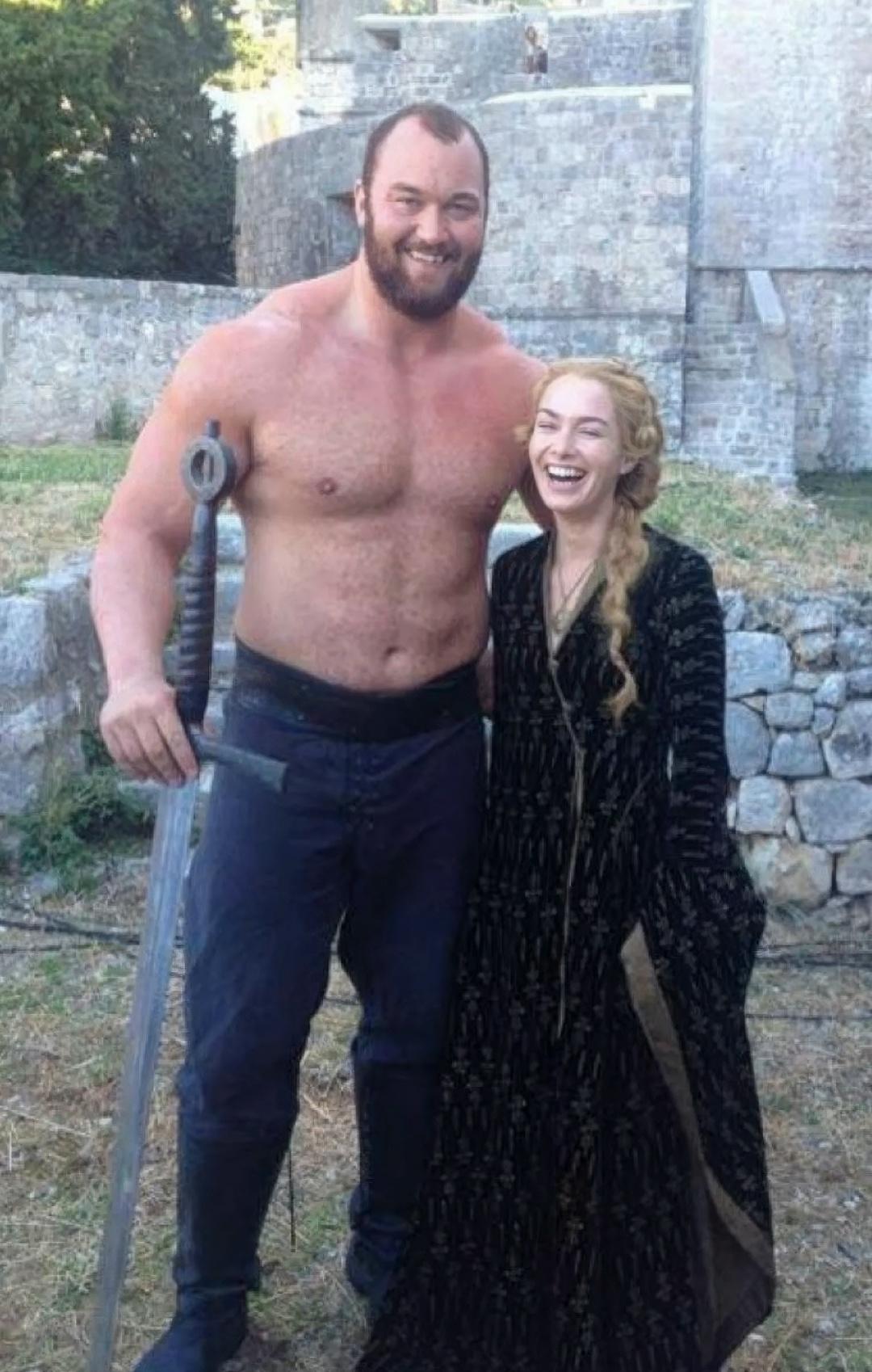 Хафтор Бьёрнссон, сыгравший Гору в «Игре престолов», выглядит гигантом среди обычных людей.