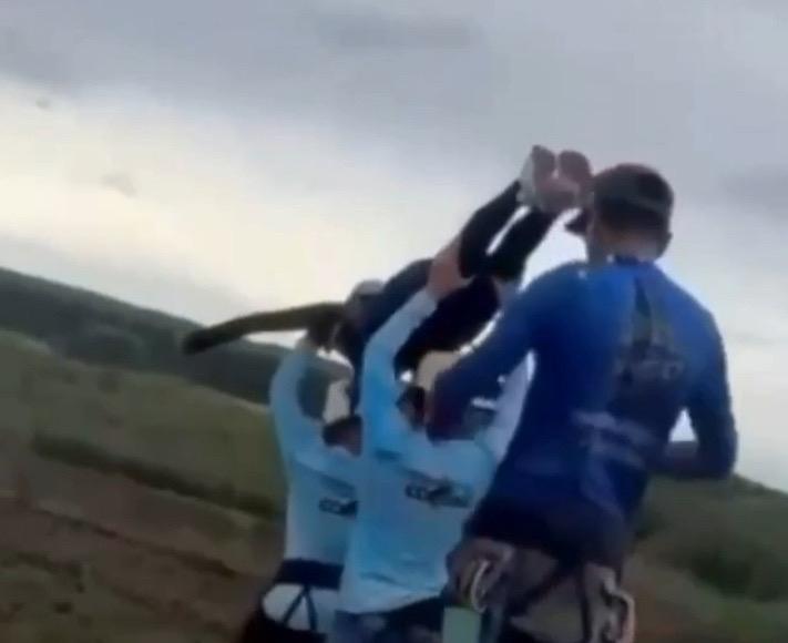 Девушка погибла во время прыжка в пропасть.