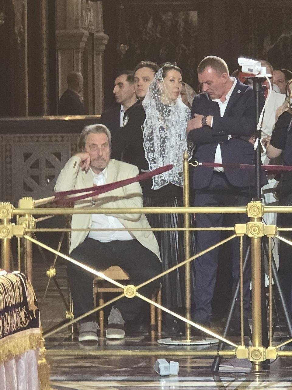 Отец Илона Маска, Эррол Маск, присутствовал на пасхальной службе в Храме Христа Спасителя в Москве.