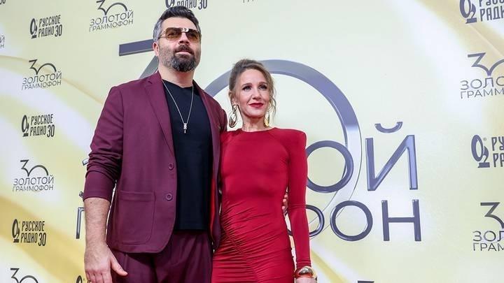 Юлия Ковальчук прокомментировала страстные танцы Алексея Чумакова с другой женщиной.