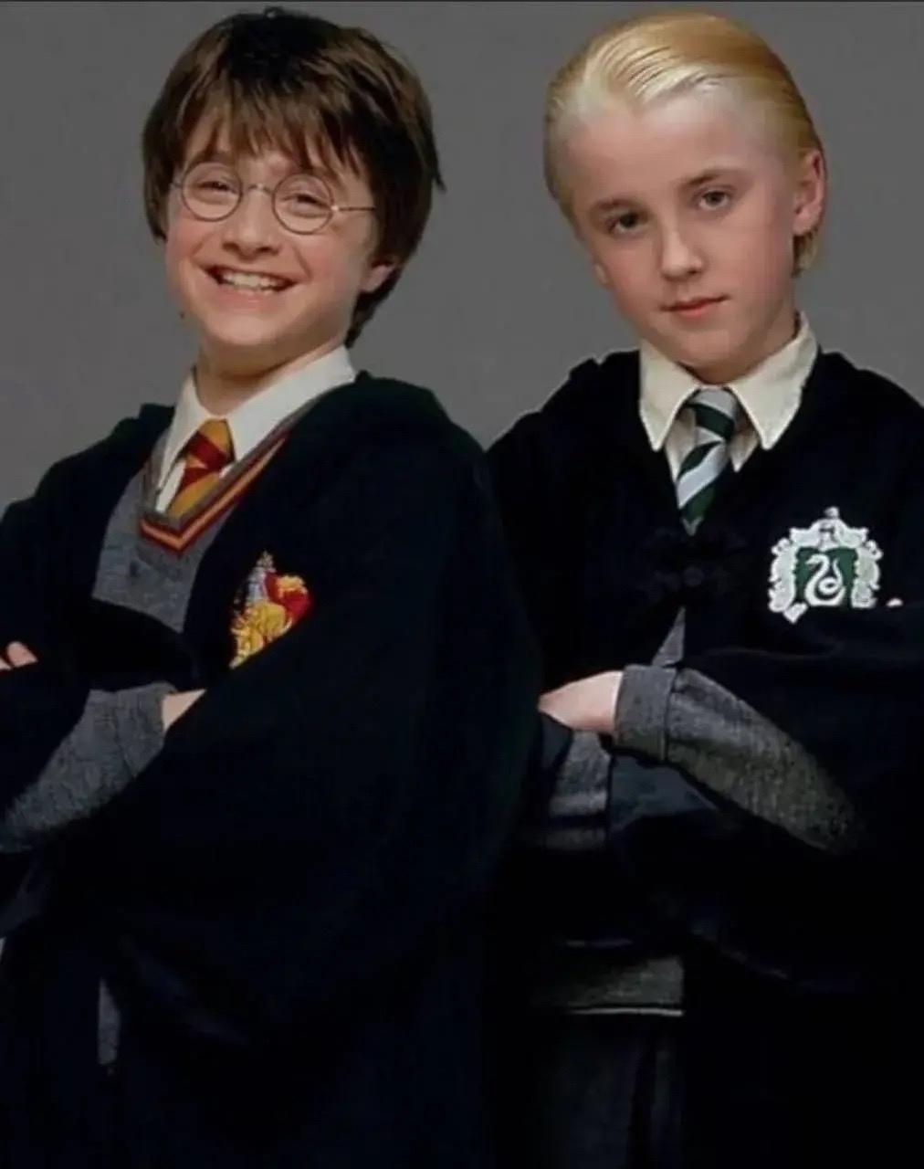 Не могу поверить своим глазам!  Дэниэл Рэдклифф и Том Фелтон — Гарри и Драко — снова вместе спустя 14 лет. Их дружба и совместная история на съемочной площадке "Гарри Поттера" навсегда останутся в сердцах миллионов фанатов по всему миру.