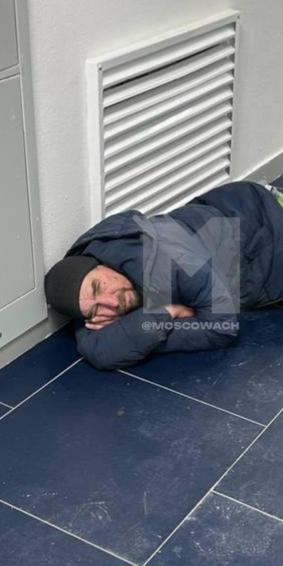 В Домодедово, в период сильных холодов, жильцы многоквартирного дома приняли бездомного, внешне напоминающего известного актёра Александра Петрова.