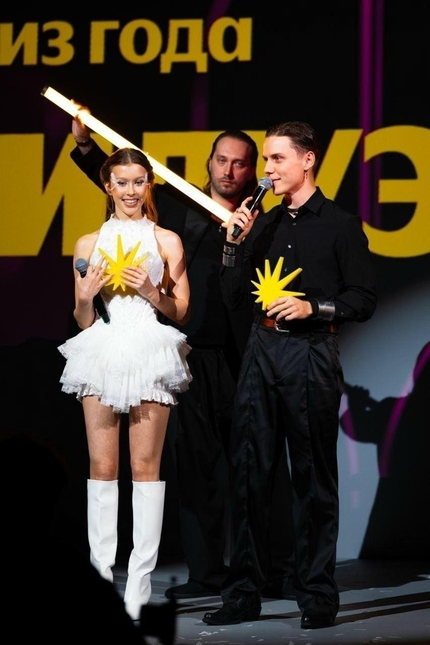 Аня Пересильд присоединилась к Ване Дмитриенко на сцене Московского Дома Музыки.