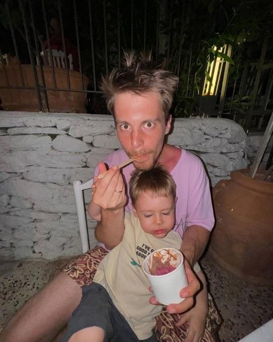На снимках Иван Янковский вместе со своим сыном Олегом